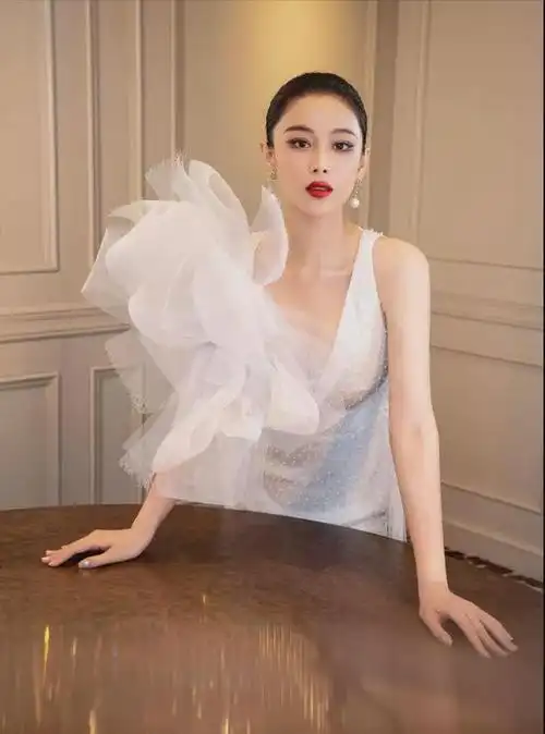 张馨予拍摄写真穿内衣秀事业线因身份被吐槽穿着太露不得体