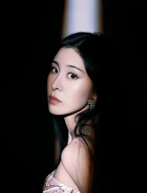 张碧晨亮片长裙性感写真图片