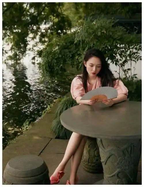 原创可以放弃恨天高了吴倩的钉钉鞋才是显高利器5公分都不止