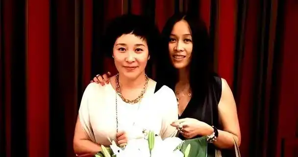 歌手那英:与高峰分手后,带着儿子嫁孟桐,现在生活怎么样?