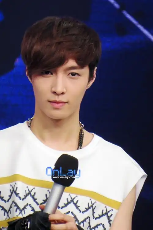 跪求张艺兴2014快乐大本营的照片,多发点,谢谢