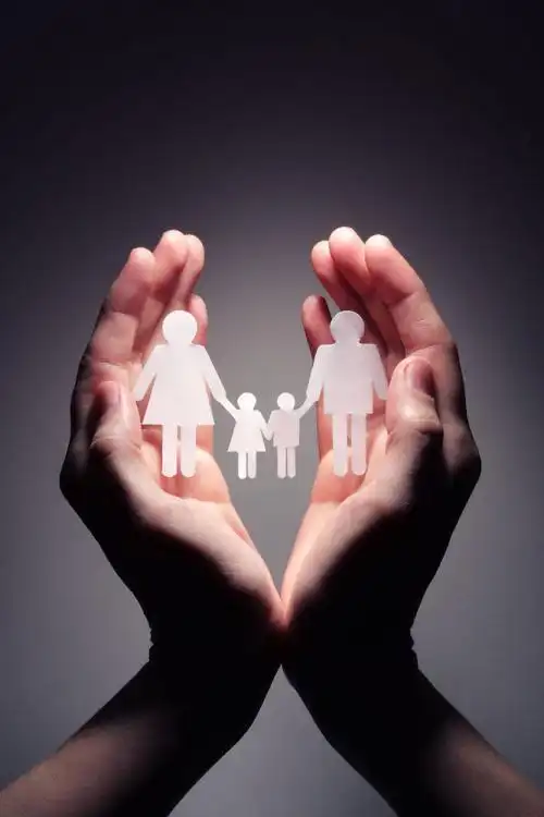 幸福家庭手牵手一家四口小纸人剪纸小人双手捧着手势手势图片