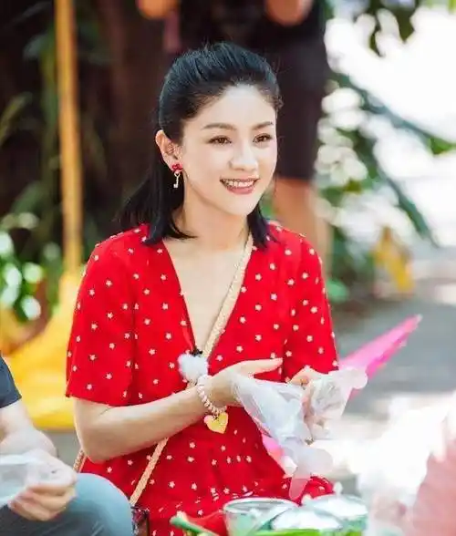 曾被沙溢"威胁"逼婚,放弃前程的胡可,偶尔拍戏却被道德绑架?