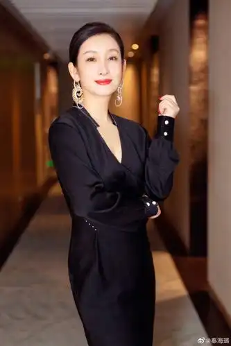 42岁秦海璐剪清爽短发,富太太气质不再,反而意外的减龄!