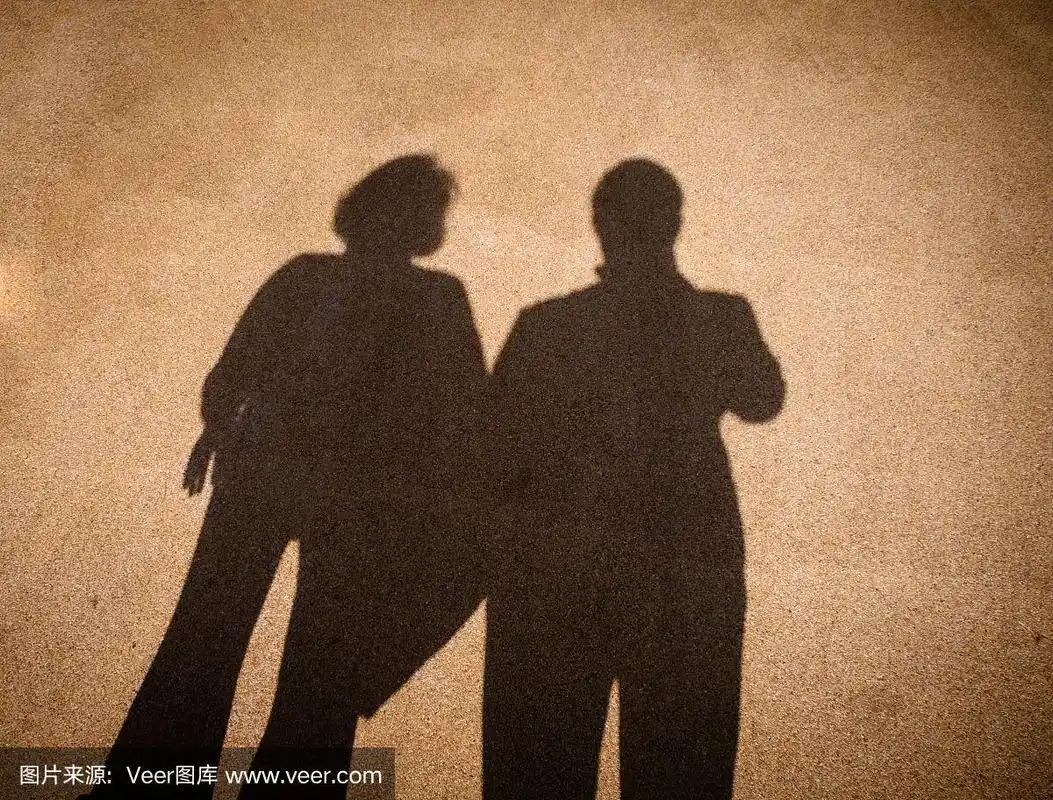 路上情侣的影子