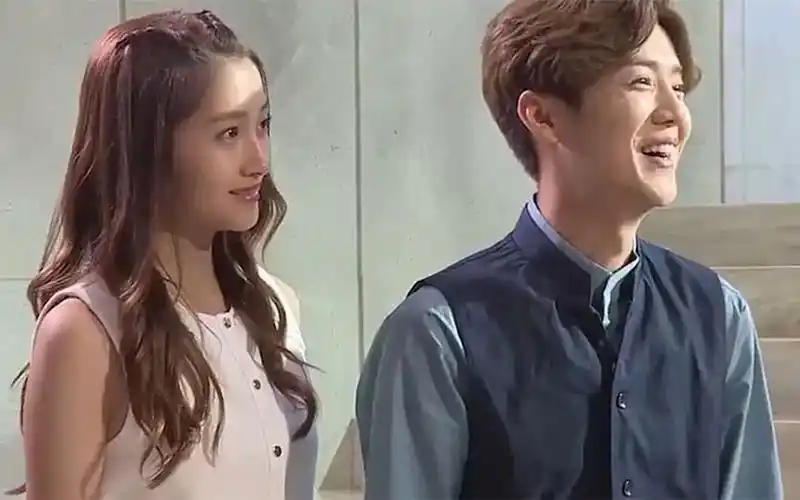 关晓彤差点被虫子吓哭,有谁注意鹿晗下意识反应,爱不爱一目了然