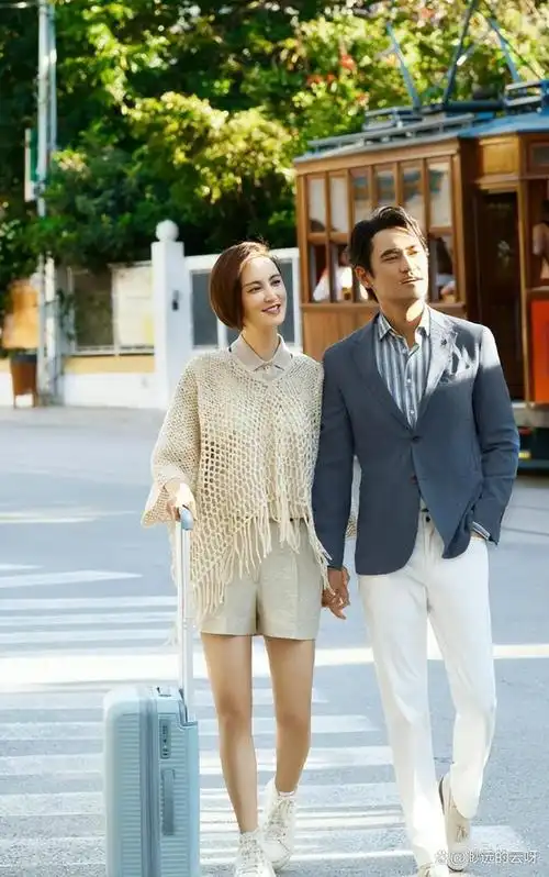 张歆艺晒一家三口同框照,袁弘手捧鲜花为妻子庆生,太幸福了吧