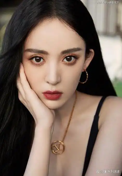 近日,中国著名女演员古力娜扎在社交媒体上晒出了一组活动照片,却意外