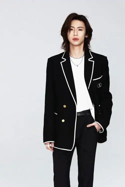 hi!这有一套小鬼王琳凯的「出道五周年」制服写真请查收～这身制