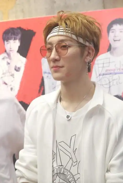 王广允被热情粉丝留下唇印