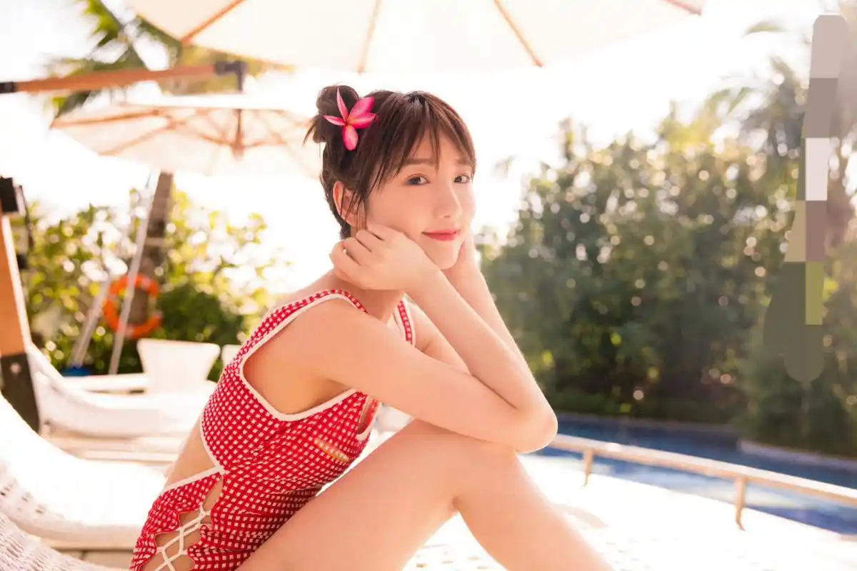 一起来回顾毛晓彤经典泳装写真!