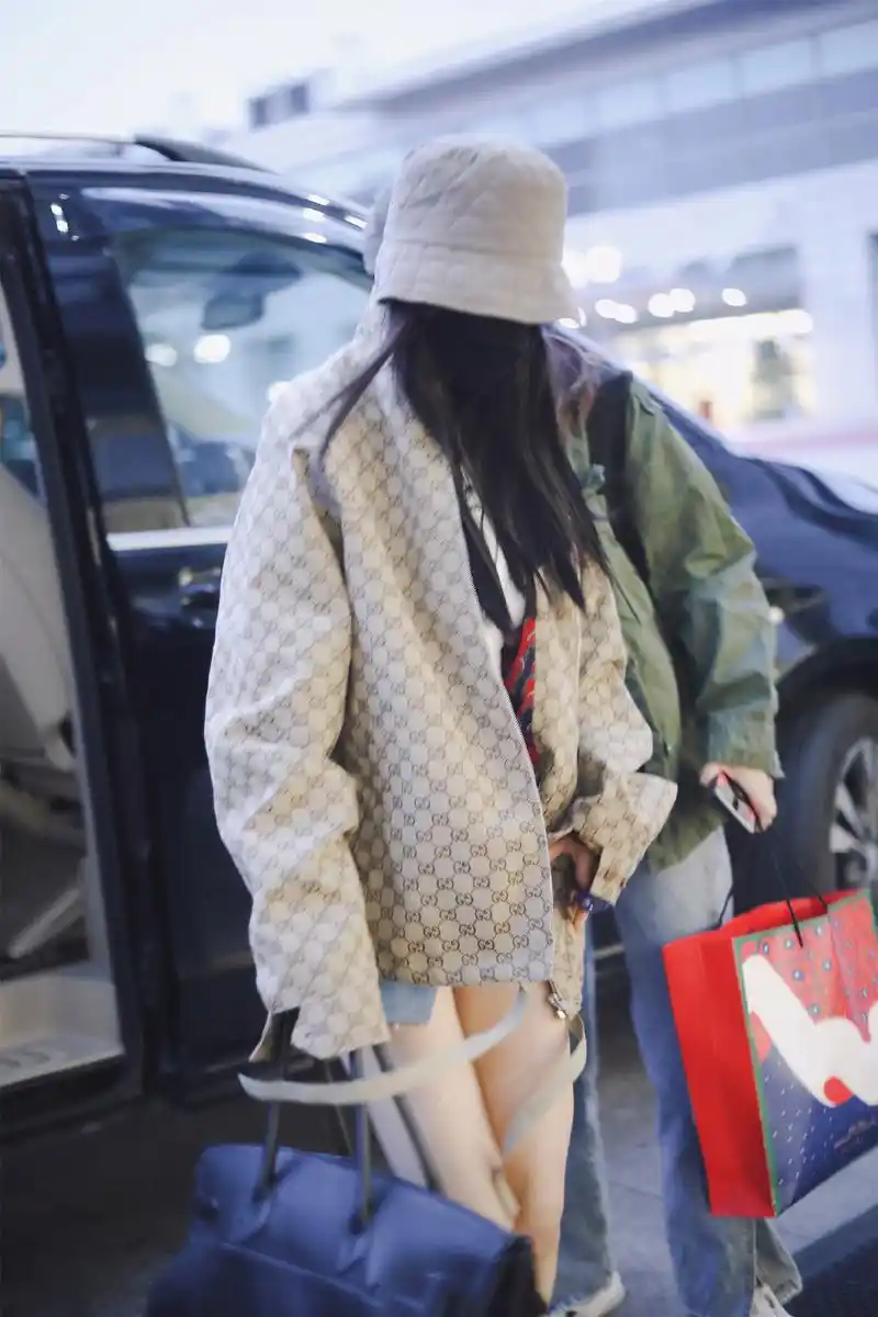 杨幂短裤美腿机场街拍图片_明星_美桌网