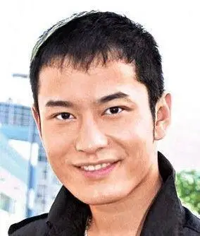 黄晓明12年前旧照 判若两人 疑削骨割双眼皮 原来不止身高是个迷(组图