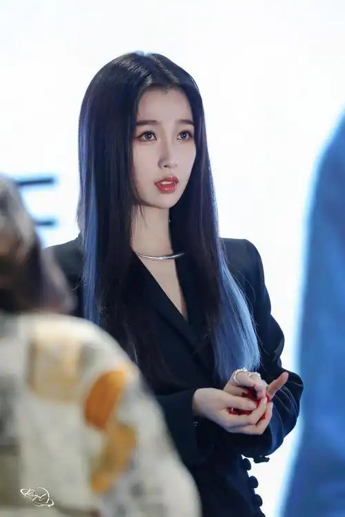 虞书欣gm活动蓝色挑染长发