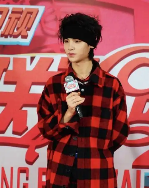 黄明昊现身小年夜春晚,一身红色格子装好帅气,戴束发带好炫酷