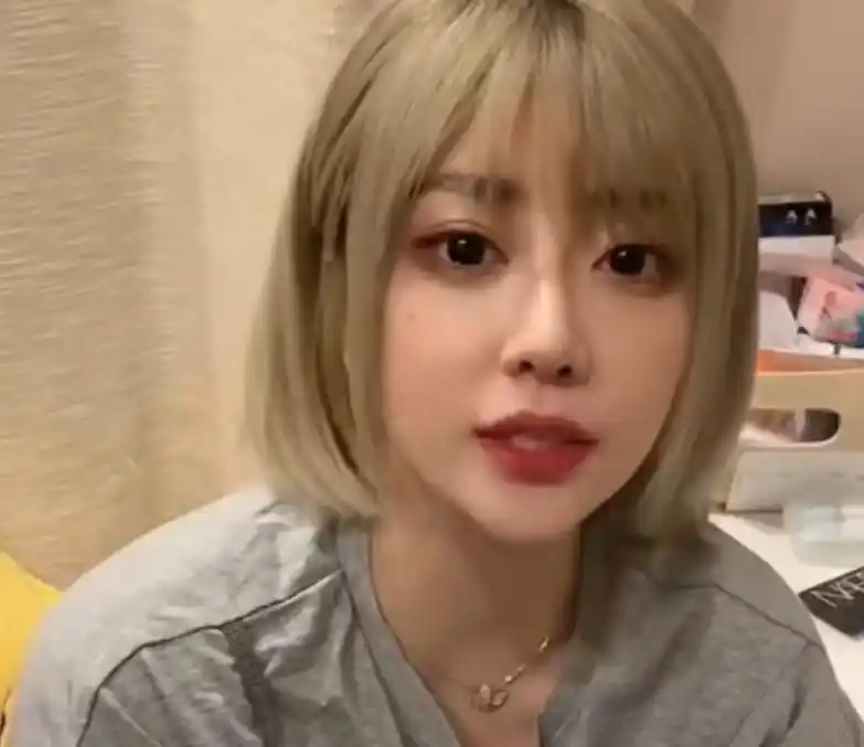 难怪敢收520块1把!陪玩咬米真实素颜曝光,除了黑眼圈没缺点