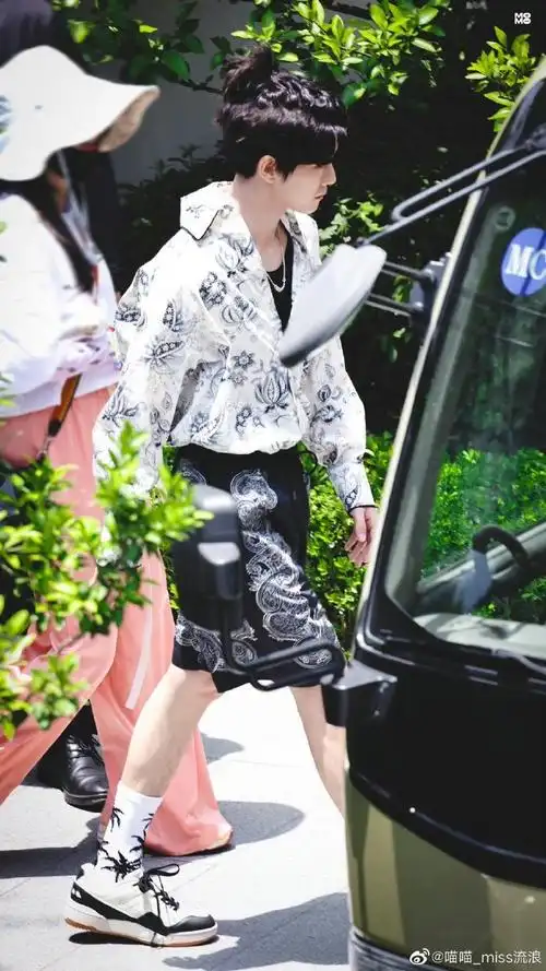 任嘉伦超话|夏日编发造型释出上脚k·swiss 季度新品match rival,复古