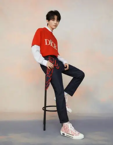 王俊凯身穿红色上衣搭配牛仔裤脚踩帆布鞋清新朗逸的少年范