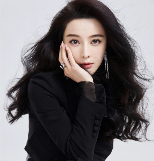 范冰冰晒自拍颜值依旧黑发如瀑惹人羡40岁了还想着复出