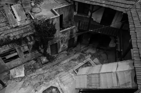 青岛老城,据说是门第的拍摄地~还有两只可怜的狗狗