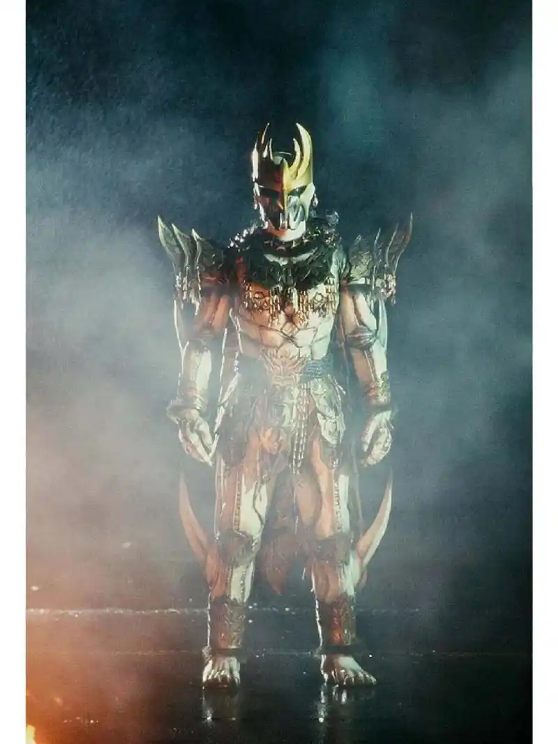 纹身图案亦与空我标志极为相似,分别是空我两角而达古巴四角