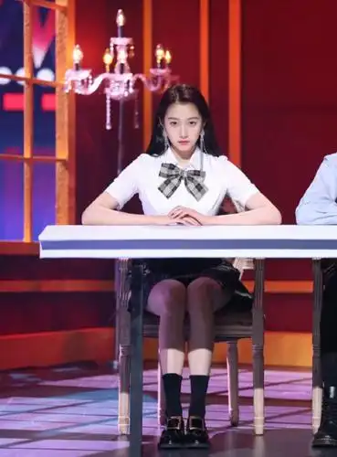 关晓彤现身节目 穿短裙跳舞 一脸的酷拽不好惹