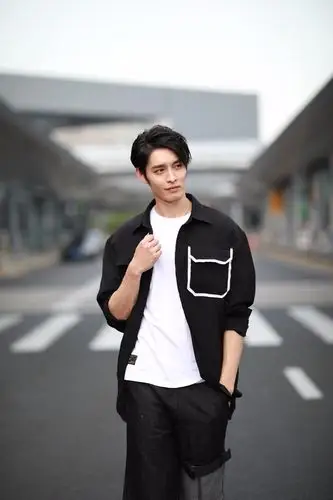 曹佑宁时尚街拍曝光 黑白潮范儿魅力十足