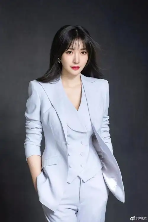 柳岩职业装写真大片,变身美女老板