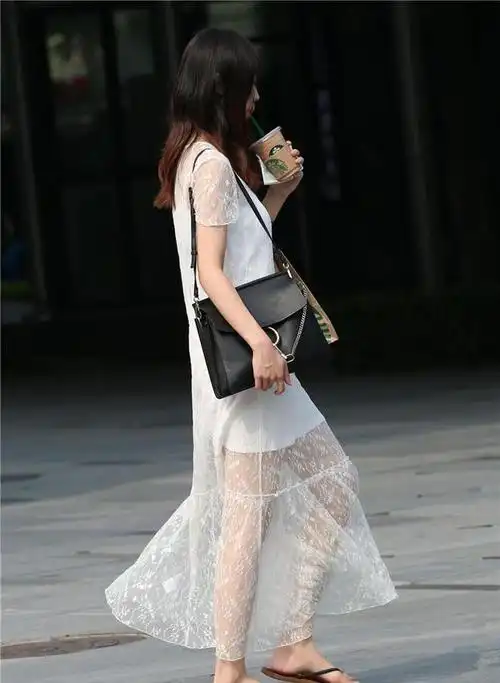 路人街拍透明网纱吊带裙似露非露的美