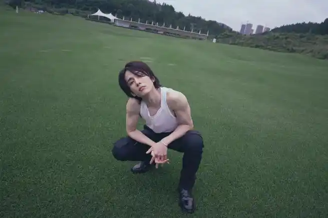 写真#78#张新成郊外氛围感大片#厚密草地上肆意奔跑,累了就歇歇脚