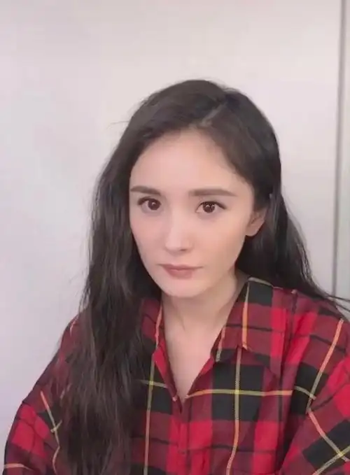杨幂被怼脸拍还直接晒出来面中凹陷又变回方脸了而且还上年纪