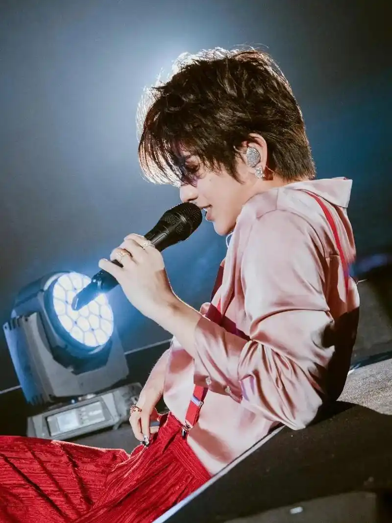 蔡徐坤演唱会独宠它 奢华珠宝真的绝了 被蔡徐坤演唱会造型一整个惊艳