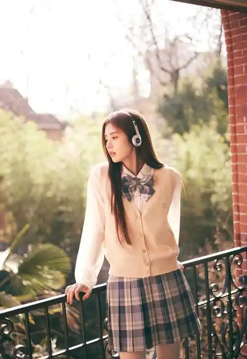 鞠婧祎校园风写真,一身白色衬衫搭配蓝色格纹半裙,清纯又少女_造型