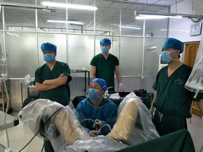 术中,耿波老师与我院泌尿外科主任(邵春南主任医师)交替为患者手术