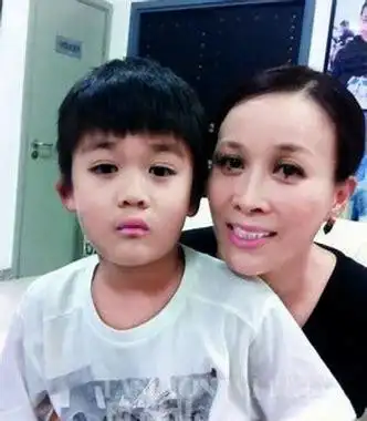 那英全家近照,儿子高大帅气,女儿长脚优势明显