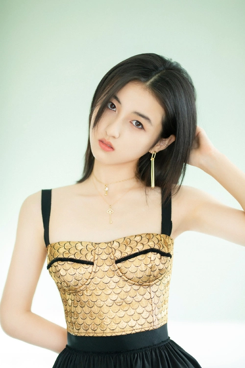 张子枫直角肩全靠p图?领奖生图被嘲:斜方肌严重反弹,显老10岁