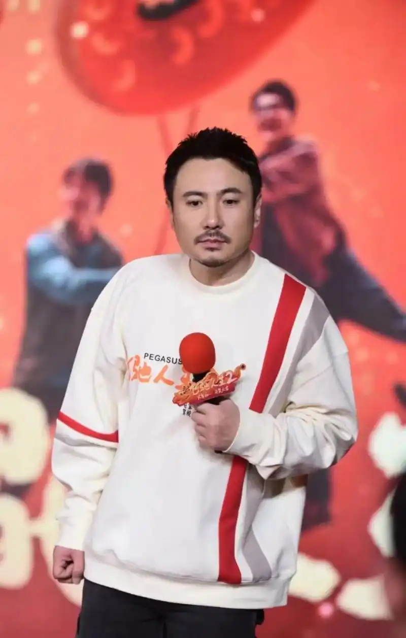 沈腾伤疤上热搜,颈椎手术后遗症明显,不卖惨的他让多少人脸红?