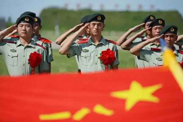 这位退伍老兵致敬 有一种情谊 只有当过兵的才会懂 五指并拢,抬臂敬礼