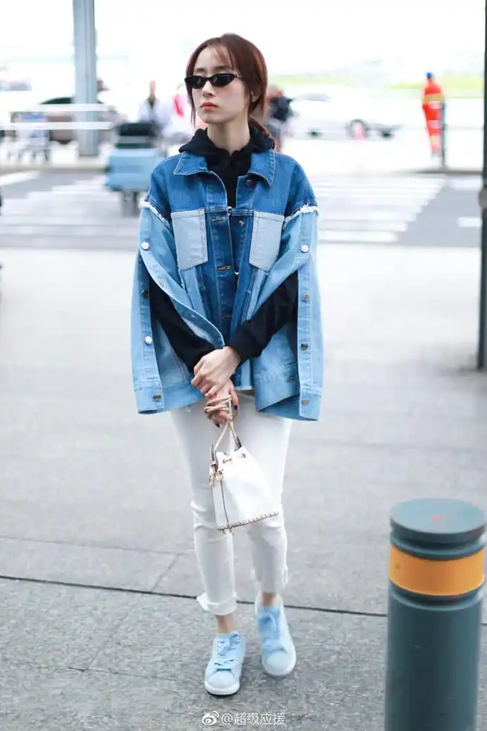 胡冰卿戴墨镜穿拼接牛仔衣搭配紧身裤现身机场,肤白貌美面带微笑