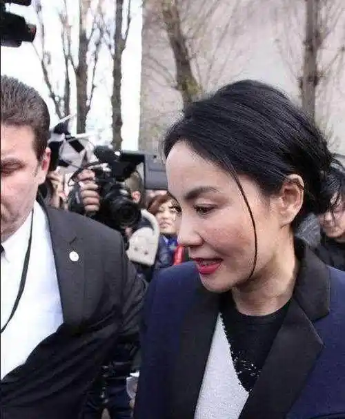 48岁王菲近期现身,气色大不如前,面容略显苍老_显得_岁月_年龄