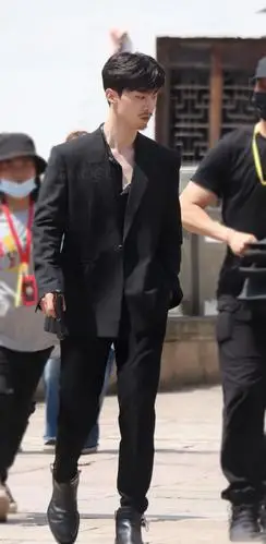 范丞丞《萌探探探案》大长腿饭拍分享 不知道以为你丞永仁来走秀的