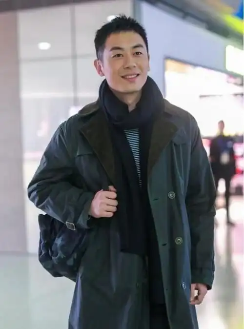 朱亚文现身机场穿翻领大衣有男人味留毛寸发型颜值也好看