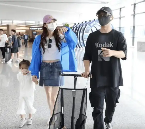 原创郑恺一家三口韩国度假归来辣妈苗苗秀小蛮腰3岁女儿长相秀气