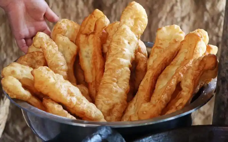 北方农家大油条,颜色金黄软嫩,口感香酥,越吃越香,早餐必备