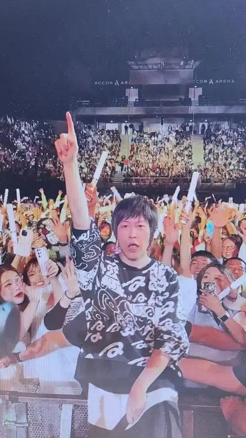 01-盛夏光年02-爱情万岁03-派对动物04-离开地球表面05-因为你