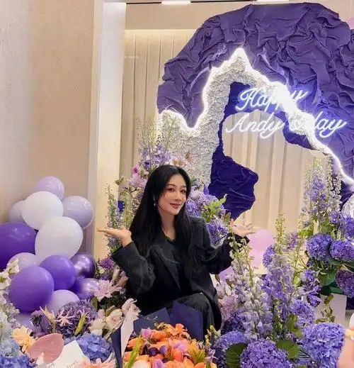 杨紫31岁生日和父母一起庆生一身行头超2万网友赞本人太惊艳