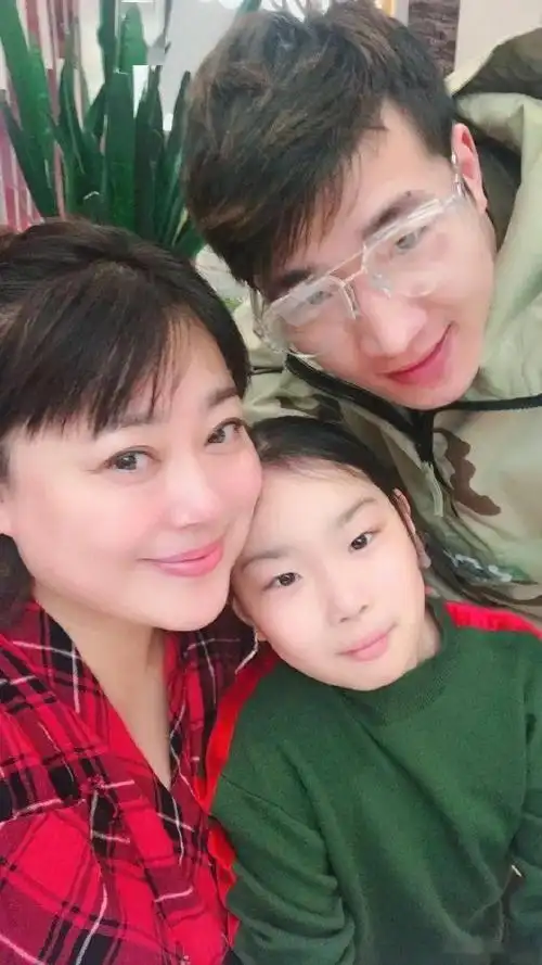 她经历三段婚姻,第一任出轨第二任相差15岁,第三任更是差了25岁