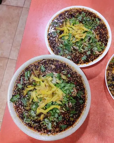 依然是大东区,依然是小破馆子,麻辣面配腊肠,为它鼓掌