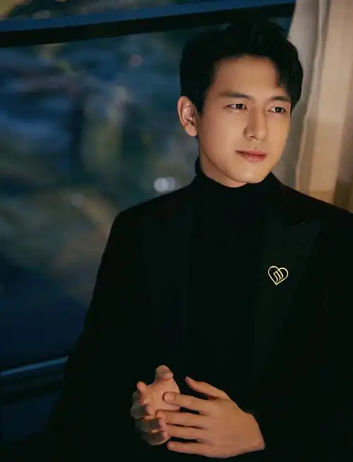 李现酒红色西装造型出席费列罗京东直播 透露可能会在工作中过年_凤凰