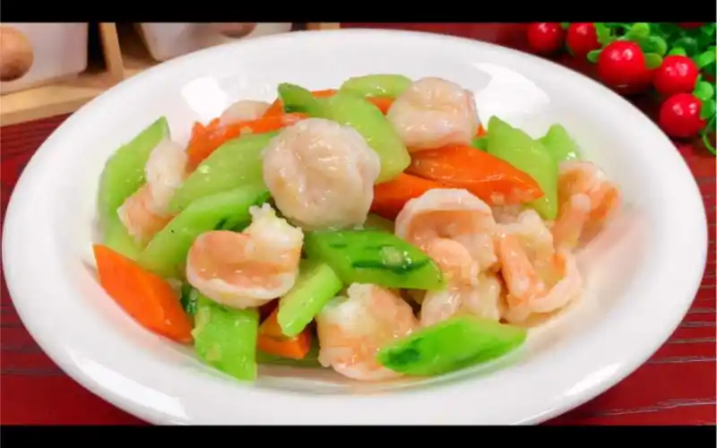 黄瓜炒虾仁切记不要直接下锅炒,教你饭店不外传技巧,鲜香滑嫩